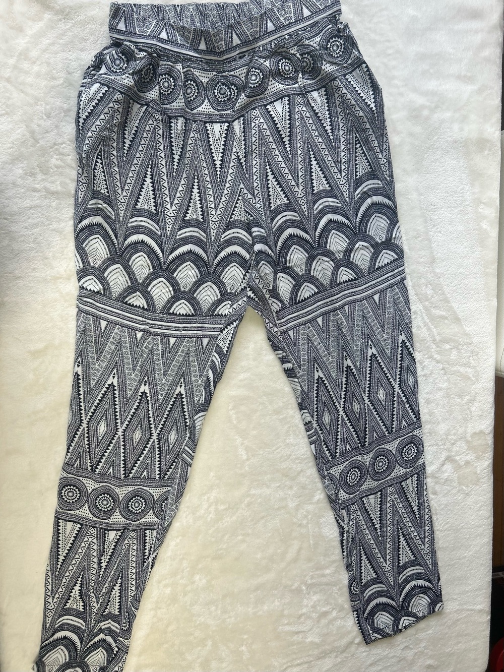 H&M Black and White Geometric Print Leggings